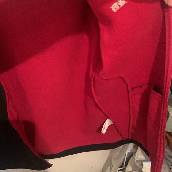 Gorgeous Mountain Gear Full Zip Fleece Black with Red interior and trim SZ Small - Picture 6 of 8